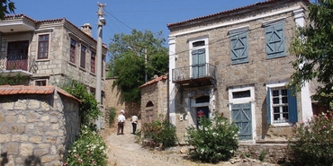 Adatepe Köyü'nde ev fiyatları İstanbul Boğazı'ndaki yalılarla yarışıyor