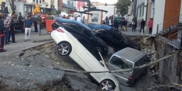 Mega kentte alt yapı skandalı: Arabalar çöken yola düştü