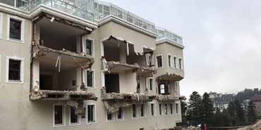 Ağaoğlu'nun Uludağ'daki otelinin kaçak bölümleri yıkılıyor